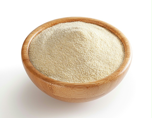 花瓣素材_木碗里的小麦粉，在白色的背景下，用剪线剪开_133535361